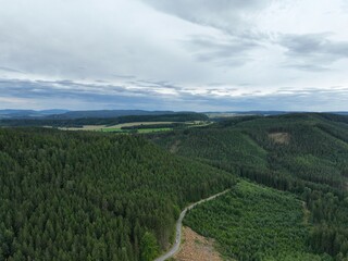 Krajobraz górski, góry z lasem oraz błękitne niebo, skały oraz las w górach,, zielone góry,  © klumb