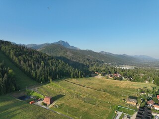 Krajobraz górski, góry oraz las, skały, niebo nad górami, widok na góry wysokie, kamienne skały © klumb