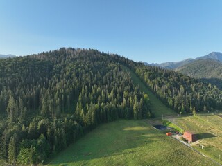 Krajobraz górski, góry oraz las, skały, niebo nad górami, widok na góry wysokie, kamienne skały © klumb