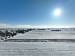 Zima na wsi, biała zima, mroźny słoneczny dzień zimowy, krajobraz wiejski zimą, biały śnieg, śnieg na polach,  - obrazy, fototapety, plakaty