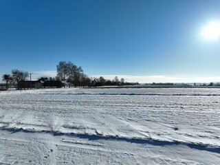 Zima na wsi, biała zima, mroźny słoneczny dzień zimowy, krajobraz wiejski zimą, biały śnieg,...