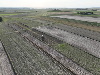 Ciągnik w polu, orka , pług i ciągnik, prace polowe,  © klumb