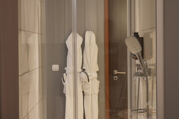 Hotelowy prysznic, hotel i odpoczynek razem z relaksem  pod prysznicem, łazienka, szlafroki po prysznicu,