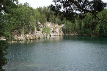 Fototapeta na wymiar Jezioro pośród lasu w górach, drzewa i woda