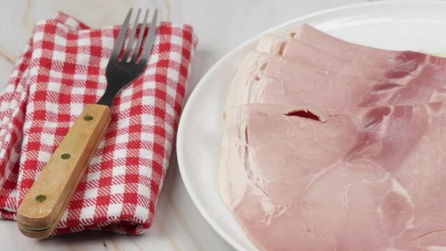 assiette de tranches de jambon blanc, en gros plan