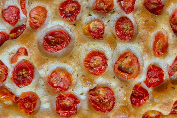 focaccia con pomodorini, focaccia with cherry tomatoes - 766417918