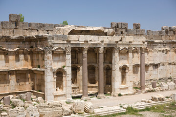 Fototapeta premium Lebanon. Ruins of the Baalbek Temple on a sunny spring day.
