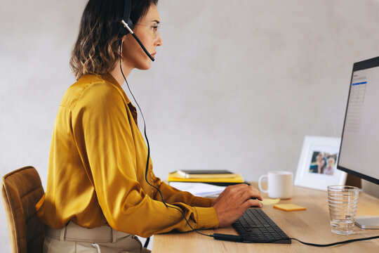 Telecommunications agent handling customer inquiries in a call centre