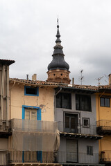 Plaza del ayuntamiento con viejas viviendas y la torre mudejar de Santa Maria la Real al fondo en Calatayud, Zaragoza, Aragón, España. 