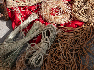 Cuerdas y sogas tradicionales de cáñamo trenzadas como antiguamente.
