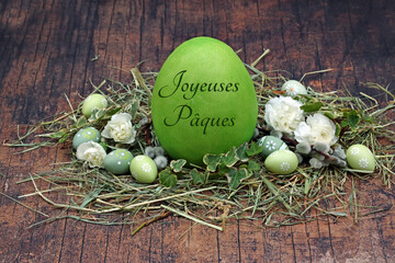 Carte de vœux Joyeuses Pâques : panier de Pâques avec un œuf de Pâques étiqueté.