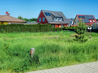 Wandcirkels aluminium erkner, deutschland - freies grundstück in einer wohnsiedlung © ArTo