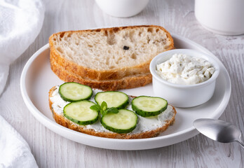 Olive bread with cottage cheese and cucumbers