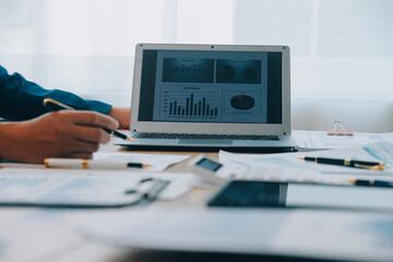 Meeting to present the Finance Executive business team. Discuss meetings to plan work, investment projects, analysis strategies, and discuss financial graphs and company budgets in the office.