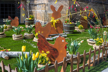 Ostern Dekoration mit Hühnern und einem Osterhasen und Frühlingsbumen.