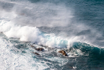Fototapeta na wymiar Ocean waves crushing against rocks