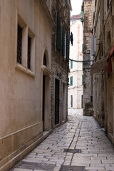 Weihnachtlich geschmückte Gassen und Restaurants in der Altstadt von Split