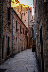 Fototapeta premium Weihnachtlich geschmückte Gassen und Restaurants in der Altstadt von Split