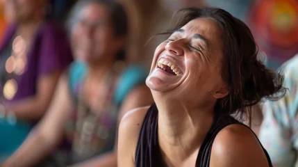 Fotobehang Herzhaftes Yoga-Lachen: Freude einer Frau bei einer Yoga-Sitzung in Indien.   © Fotosphaere