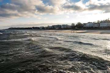 Photo sur Plexiglas Heringsdorf, Allemagne Bansin beach in the afternoon sun. Bansin promenade. stormy weather in autumn. walkers on the beach.