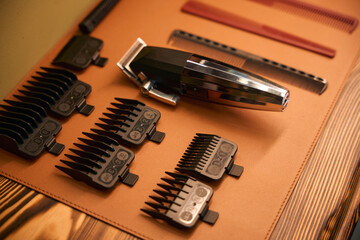 Electric hair clipper with clean razor blades on table - obrazy, fototapety, plakaty