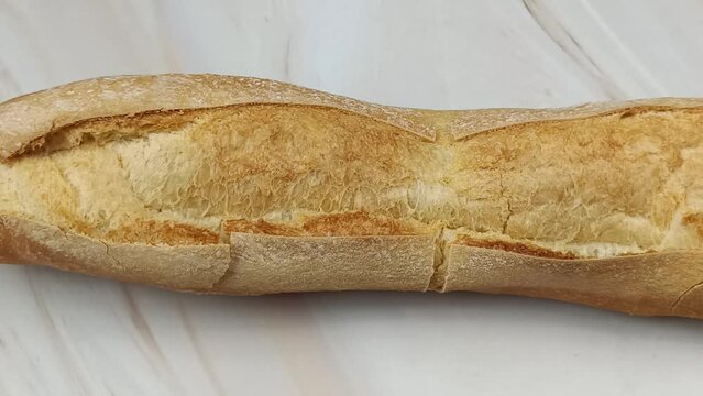 baguette de pain, en gros plan, sur une table