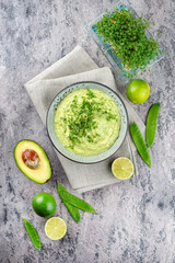 Traditioneller exotischer Frühlingsdip mit Avocado und gebratenem Gemüse serviert als Draufsicht in einer Nordic Design Schale 