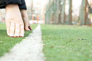 woman's hands on the starting line