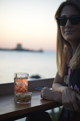 bichiere con un cocktail servito in un bar in riva al mare