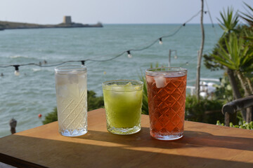 bichiere con un cocktail servito in un bar in riva al mare