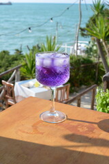 bichiere con un cocktail servito in un bar in riva al mare - 766586793