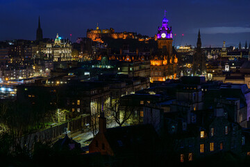 Fototapeta na wymiar Edinburgh's lit streets in the evening
