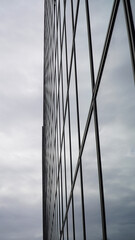 Reflet du ciel dans une façade en verre