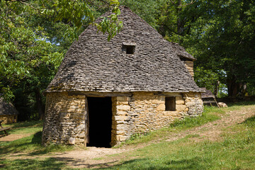 Dry Stone Hut at Cabanes de Breuil - 766628527