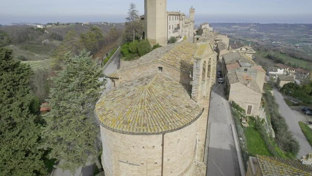 veduta aerea di città castello con paesaggio panoramico, ripresa con drone in alta risoluzione