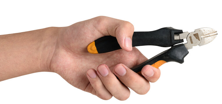 M&atilde;o segurando um alicate de corte usado, feito de a&ccedil;o e pl&aacute;stico