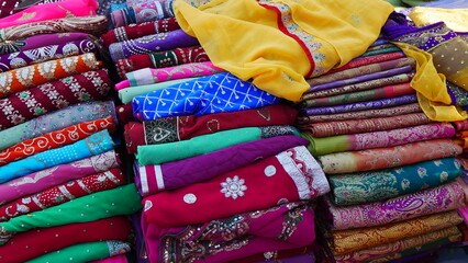 Vente de vétements, de tissus, de laine et de cachemire, style vestimentaire indien, avec des...