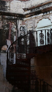 Escalier métallique, ancien et en spirale, dans un bâtiment historique, rouillé, mal entretenu, du métal simple, écologique, montée des marches, atteindre un niveau supérieur, zone culturelle 