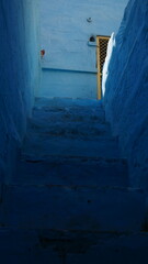 Gros plan d'escalier peint en bleue, dans la ville bleue de Jodhpur, montée des marches en...