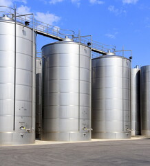 Weintanks in der Toskana vor strahlend blauem Himmel