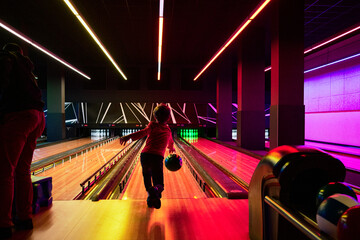 Garçon jouant au bowling avec des couleurs vives