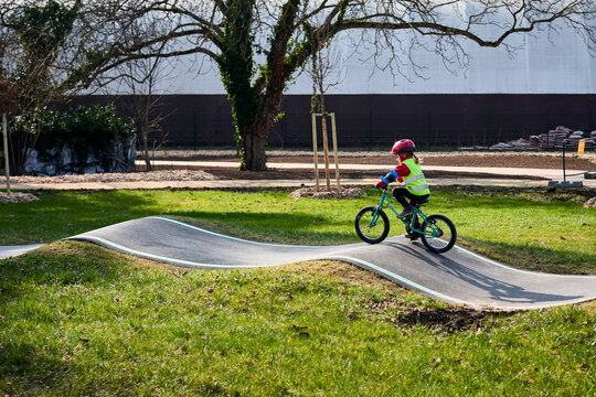 Petite fille faisant du v&eacute;lo dans un Pump track
