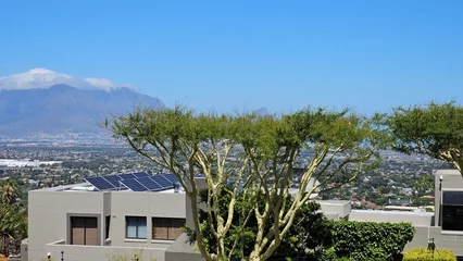 Photo sur Plexiglas Montagne de la Table solar panels on the roof of a villa overlooking Table Mountain in Cape Town South Africa