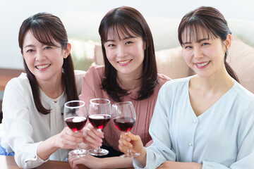女子会で乾杯をする女性