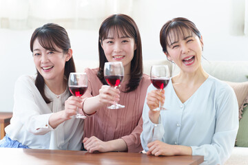 女子会で乾杯をする女性