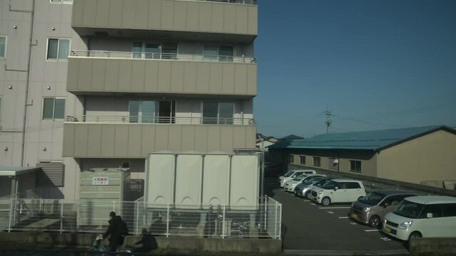 春江駅を通過する特急サンダーバードの車窓 （北陸本線 春江, 2024年3月）