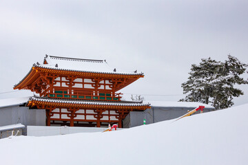 雪の積もった再建中の多賀城南門
