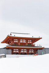雪の積もった再建中の多賀城南門