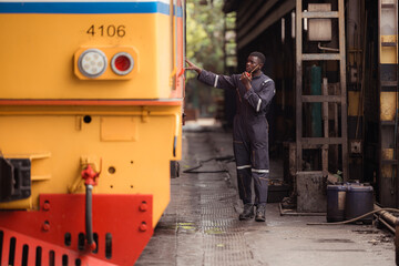 Diesel locomotive technician Inspect the train locomotive before it is used to drag train carriages to receive or transport goods and people.