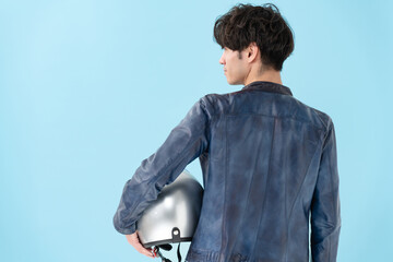 ヘルメットを持った男性